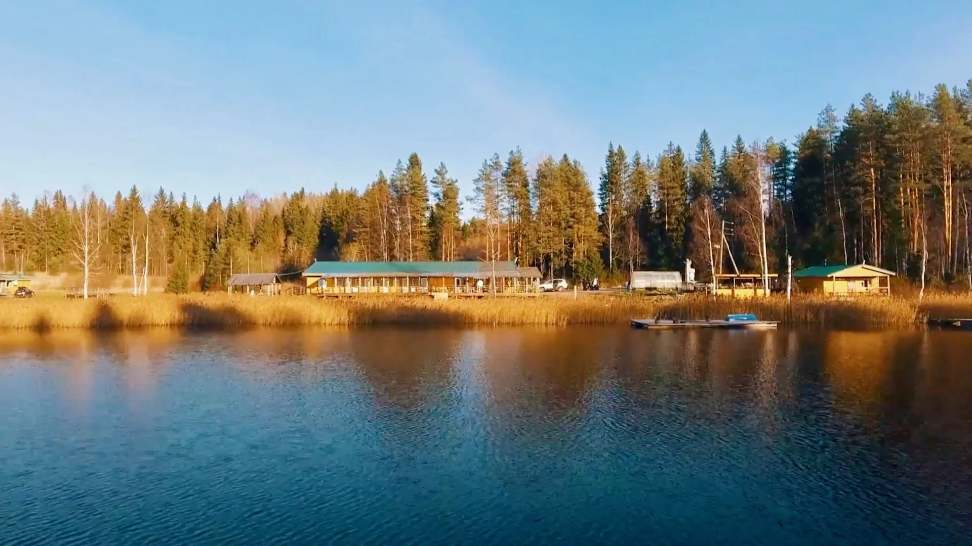Панорама воды и лесного берега