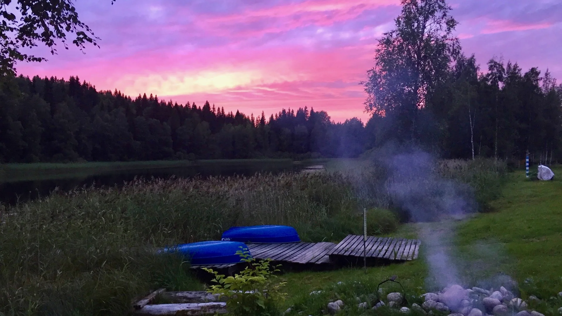Закат над водой и лесом